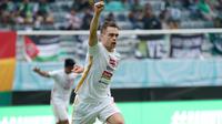Selebrasi pemain Persija Jakarta, Maciej Gajos, setelah mencetak gol ke gawang Persebaya Surabaya dalam pertandingan pekan ke-22 BRI Liga 1 2023/2024 yang berlangsung di Stadion Gelora Bung Tomo, Surabaya, Sabtu (9/12/2023). (Dok. Persija Jakarta)