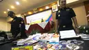 Pihak Bea dan Cukai Tipe A sepanjang tahun 2012-2013 juga berhasil mengamankan menyita 139 keping VCD/DVD porno dan 131 majalah porno. (Liputan6.com/Faizal Fanani)