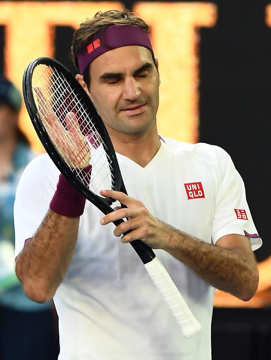 Petenis Swiss, Roger Federer merayakan kemenangannya atas Tennys Sandgren dari Amerika Serikat pada babak perempat final tunggal putra Australia Terbuka di Melbourne, Selasa (28/1/2020). Federer melaju ke semifinal usai mengalahkan Sandgren. (Manan VATSYAYANA/AFP)