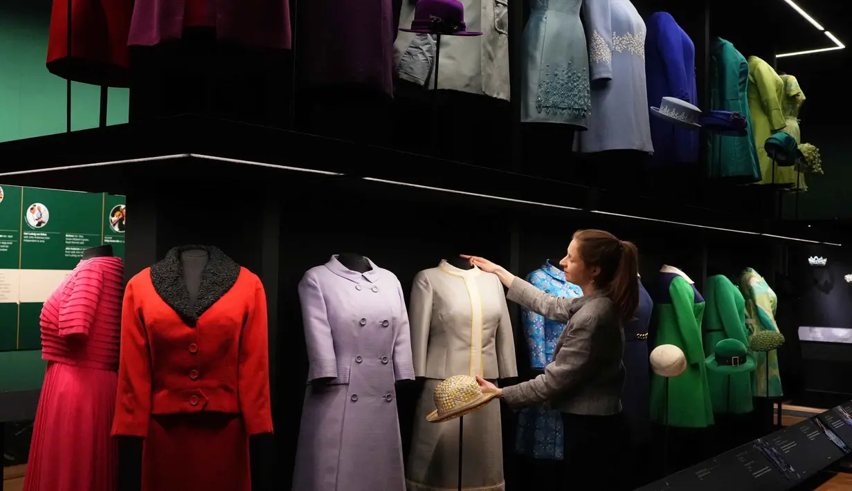 Pameran busana ini untuk menandai peringatan seratus tahun kelahiran mendiang Ratu Elizabeth II yang wafat pada 2022 lalu. Tampak dalam foto, Cecilia Oliver, Konservator Tekstil di Royal Collection Trust, menyesuaikan pakaian sehari-hari yang dikenakan oleh Ratu Elizabeth II, yang dipamerkan di pameran 'Queen Elizabeth II: Her Life in Style', di The King's Gallery, Istana Buckingham, London, Inggris, Kamis 9 April 2026. (AP Photo/Kirsty Wigglesworth)