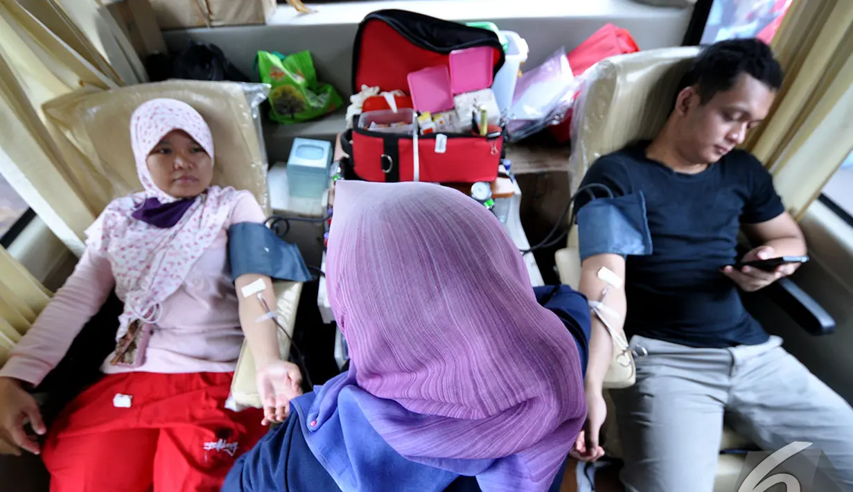Dua peserta Dance4life melakukan Donor darah di Bundaran HI, Jakarta, Minggu (7/12/2014). (Liputan6.com/Miftahul Hayat)