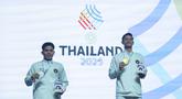 Tunggal putra Indonesia berjaya di SEA Games 2025. Alwi Farhan berhasil meraih medali emas sementara rekan senegara Moh. Zaki Ubaidillah harus puas denga torehan medali perak. (Bola.com/Bagaskara Lazuardi)