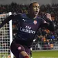 Gelandang Arsenal, Joe Willock, melakukan selebrasi usai membobol gawang Blackpool pada laga Piala FA di Stadion Bloomfield Road, Sabtu (5/1). Arsenal menang 3-0 atas Blackpool. (AFP/Paul Ellis)