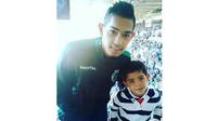 Martunis foto bersama Cristiano Ronaldo Jr. anak dari Cristiano Ronaldo saat menonton laga Real Madrid melawan Getafe di Stadion Santiago Bernabeu, Spanyol. Martunis adalah anak aceh yang diangkat anak oleh Cristiano Ronaldo. (Istimewa)