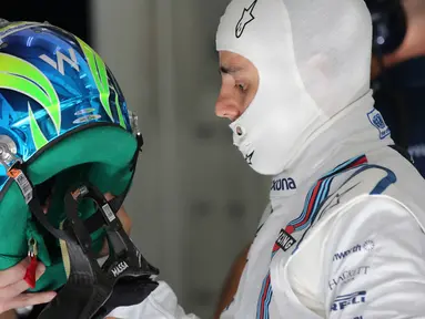Felipe Massa sedang mempersiapkan diri jelang latihan bebas pertama di Sirkuit Internasional Bahrain, Jumat (17/4/2015). (AP Photo/Kamran Jebreili)