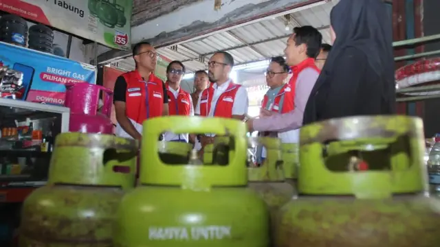 Direktur Utama Pertamina Patra Niaga Riva Siahaan turun langsung ke sejumlah pangkalan LPG untuk memastikan suplai LPG Subsidi 3 Kg bagi masyarakat. (Dok Pertamina)