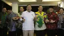 Ketua Umum Partai Gerindra, Prabowo Subianto (kiri) bersama Ketua MPR RI, Bambang Soesatyo serta pimpinan MPR RI bergandengan tangan usai melakukan pertemuan di Jakarta, Jumat (11/10/2019). Pertemuan membahas dinamika perpolitikan di tanah air. (Liputan6.com/Helmi Fithriansyah)