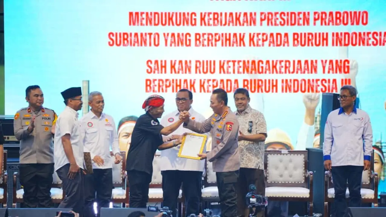 Apel Akbar Kebangsaan Buruh Indonesia di Lapangan Botanical Jababeka