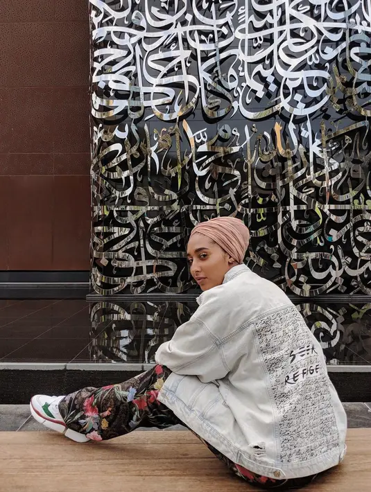 Jaket denim oversized, celana pattern, dan snekaer jadi OOTD keren saat pakai hijab turban (Foto: Instagram @mariahidrissi)