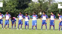 Para Pemain Uni Papua saat melawan PS TNI pada laga uji coba di Markas Komado Kostrad, Cilodong, Jawa Barat. PS TNI menang 8-1. (Bola.com/Nicklas Hanoatubun)