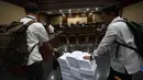 Tim Jaksa Penuntut Umum Komisi Pemberantasan Korupsi (KPK) membawa berkas tuntutan kasus dugaan pemerasan dan penerimaan gratifikasi terkait pengurusan sertifikasi Keselamatan dan Kesehatan Kerja (K3) di lingkungan kementerian Ketenagakerjaan di Pengadilan Tindak Pidana Korupsi, Jakarta, Senin (18/5/2026). (Kapanlagi.com/Budy Santoso)