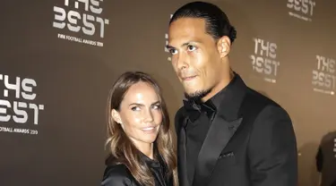 Bek Liverpool asal Belanda, Virgil van Dijk didampingi kekasihnya Like Nooitgedagt berpose saat menghadiri penghargaan sepak bola FIFA Terbaik, di teater La Scala Milan, Italia utara (23/9/2019). (AP Photo/Luca Bruno)