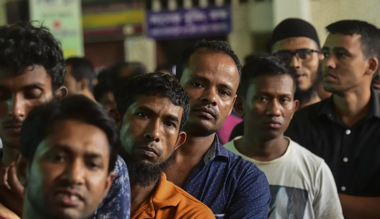 Sejumlah pria mengantre untuk membeli tiket menjelang Hari Raya Idul Adha di sebuah stasiun kereta api di Dhaka (2/8/2019). Muslim di seluruh dunia bersiap merayakan Idul Adha yang menandai berakhirnya ziarah haji ke Mekah. (AFP Photo/Munir Uz Zaman)