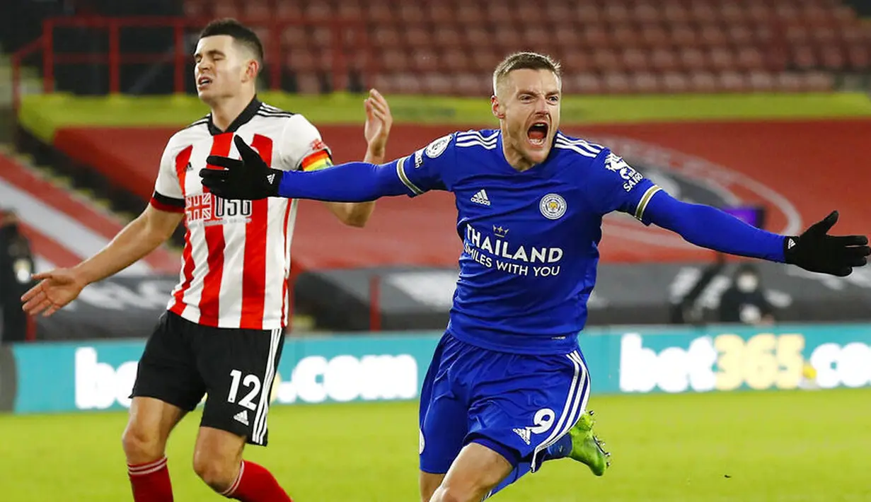 Striker Leicester City, Jamie Vardy, melakukan selebrasi usai mencetak gol ke gawang Sheffield United pada laga Liga Inggris di Stadion Brammall Lane, Minggu (6/12/2020). Leicester City menang dengan skor 2-1. (Jason Cairnduff, Pool via AP)