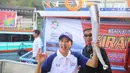 Artis Olivia Zalianty membawa obor Asian Games 2018 berkeliling Danau Toba di Sumatra Utara, Rabu (1/8). Obor Asian Games itu akan di bawa berlayar dengan kapal hias di Danau Toba dan bersepeda menuju pantai bebas Danau Toba. (Liputan6.com/Reza Perdana)