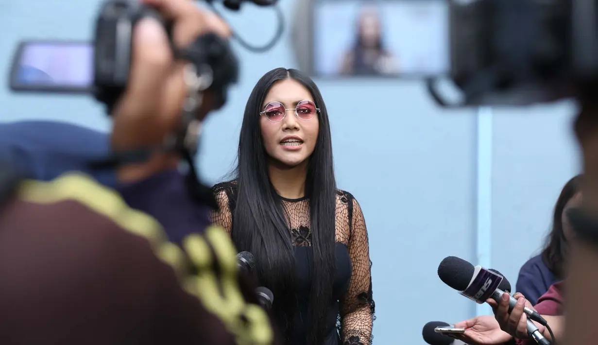 "Saya punya tim sendiri yang bertanggung jawab terhadap fashion saya setiap hari. Kalau saya pribadi saya punya banyak hal, saya melihat banyak sekali orang-orang yang buat saya menyenangkan," imbuhnya. (Nurwahyunan/Bintang.com)