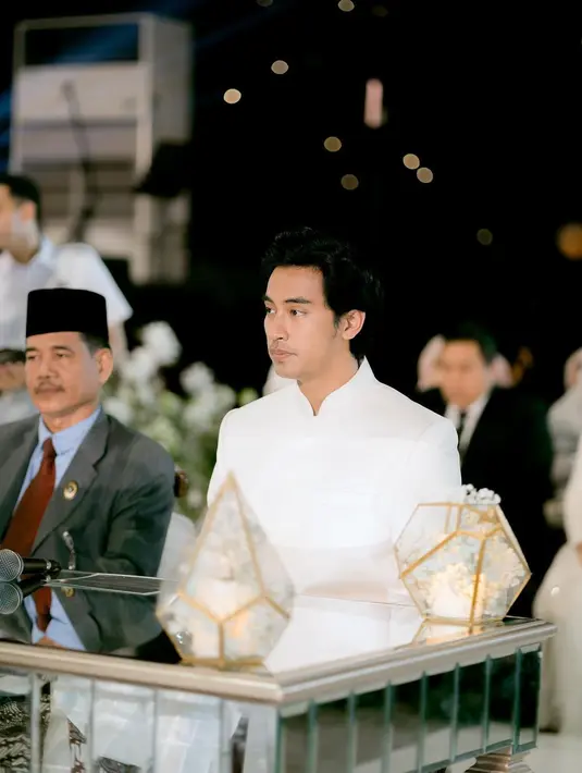 “(Abidzar) kebetulan nangis. Kebetulan saya, ya artinya saya sedikit menenangkan karena mungkin mereka syok, ibunya waktu (Adiba) izin nikah nangis, dia nangis juga,” kata Basirun S.Ag, penghulu dari KUA Kecamatan Mampang Prapatan.[Instagram/antzcreator]