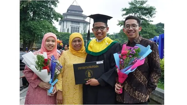 Menghadiri Wisuda anak ketiganya Yusuf Mannagalli Parawansa
