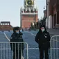 Polisi berjaga di depan pintu masuk Lapangan Merah (Red Square) di Moskow, Rusia  (7/4/2020). Hingga Selasa (7/4), dengan jumlah infeksi mencatatkan rekor kenaikan harian sebanyak 1.154 atau naik dari 954 kasus yang dicatat pada sehari sebelumnya. (Xinhua/Evgeny Sinitsyn)