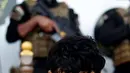 Seorang pria yang diduga sebagai militan ISIS saat dihadirkan dalam rilis media yang digelar militer Irak di Baghdad, (7/9). Militer Irak berhasil menangkap beberapa militan ISIS beserta senjata. (REUTERS/Khalid al Mousily)