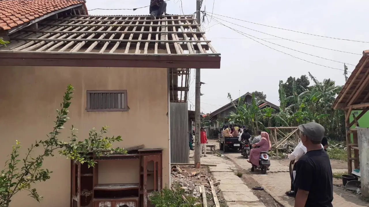 Kondisi Rumah Warga usai diterjang angin puting beliung di Kabupaten Tangerang.