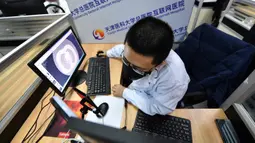 Petugas medis Rumah Sakit Umum Universitas Kedokteran Tianjin melakukan pemeriksaan daring via ponsel di Tianjin, 3 Maret 2020. RS itu meluncurkan pemeriksaan dan pemberian resep secara daring serta pengiriman obat, untuk membantu mencegah kemungkinan infeksi silang virus corona. (Xinhua/Li Ran)