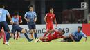 Gelandang Persija, Ramdani Lestaluhu (kedua kanan) berebut bola dengan pemain Johor Darul Takzim pada lanjutan penyisihan Grup H Piala Asia 2018 di Stadion GBK, Jakarta, Selasa (10/4). Babak pertama Persija unggul 3-0. (Liputan6.com/Helmi Fithriansyah)