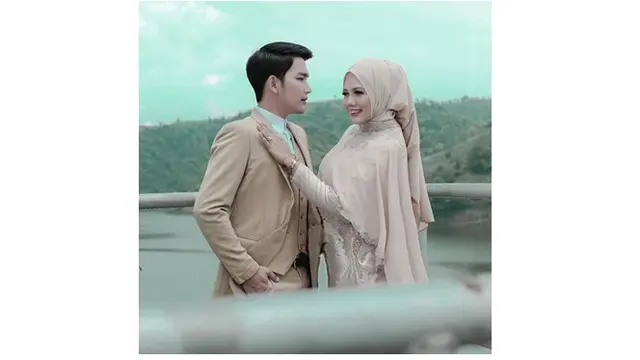 Kenakan Busana Senada, Ini 6 Pemotretan Elly Sugigi dan Aditya Gumelar Bak Prewedding