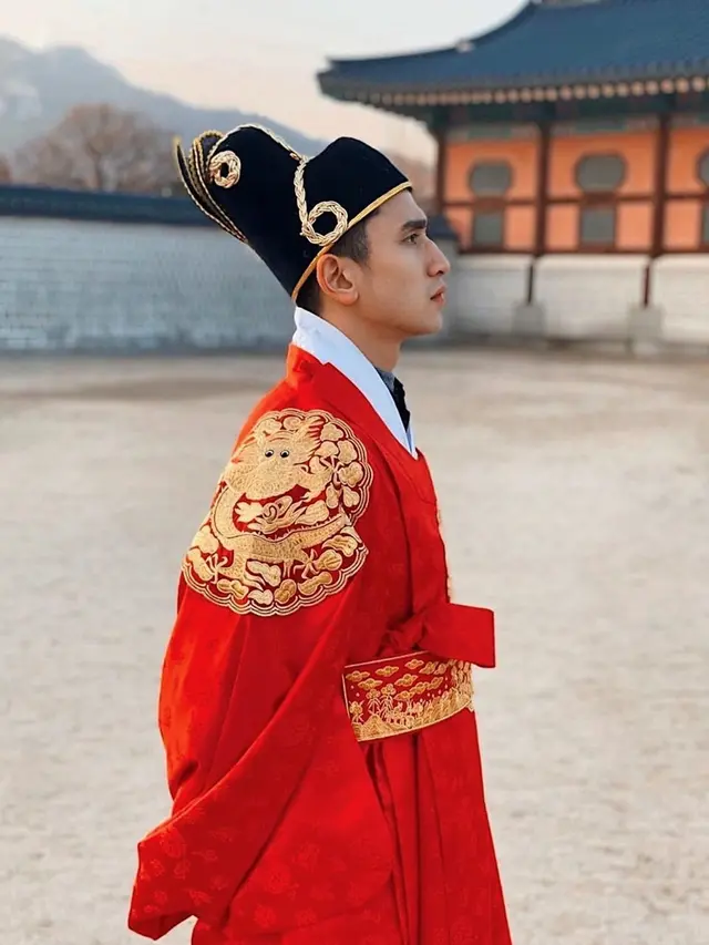 6 Potret Verrell Bramasta Liburan di Korea, Tampan Pakai Baju Kerajaan Joseon