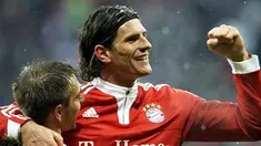 Mario Gomez merayakan golnya dengan Philipp Lahm untuk membantu Bayern Muenchen menang 3-0 dari Mainz di Allianz Arena, 30 Januari 2010, pada partai lanjutan Bundesliga. AFP PHOTO/STEFFI LOOS