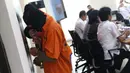 Tersangka kasus penyelundupan benih lobster diperlihatkan di Gedung Dittipidter Bareskrim Mabes Polri, Jakarta, Selasa (13/8/2019). Bersama KKP, Polisi mengungkap penyelundupan 57.058 ekor benur jenis pasir dan jenis mutiara 203 ekor. (Liputan6.com/Helmi Fithriansyah)