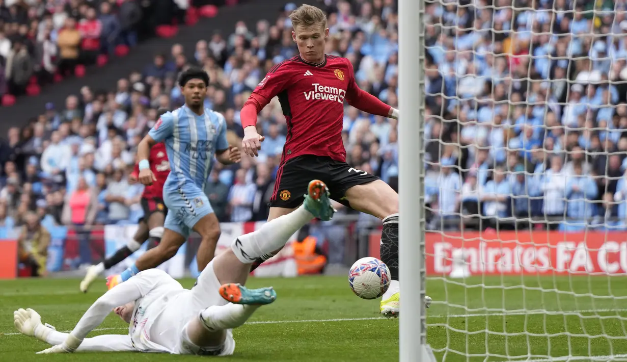 Gelandang Manchester United, Scott McTominay (tengah) mencetak gol pembuka timnya ke gawang Coventry City pada babak semifinal Piala FA 2023/2024 di Wembley, Minggu (21/4/2024) malam WIB. (AP Photo/Alastair Grant)