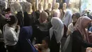 Mereka berburu busana baru untuk menyambut Hari Raya Idul Fitri 1446 Hijriah. (Liputan6.com/Herman Zakharia)