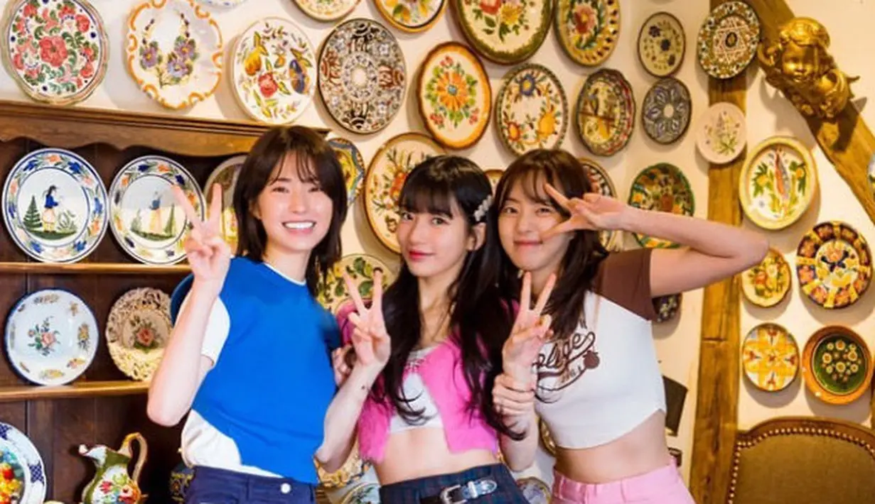 Suzy juga tampil dengan atasan crop top pink dipadukan inner kemben putih dan bawahan skort mini tartan. [@skuukzky]