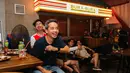 Ekspresi bahagia mantan CEO PSIM Jogja, Bima Sinung saat pemain Arsenal mencetak gol ke gawang West Ham pada acara Roaring Night Liga Inggris yang berlangsung di Triboon, Cilandak, Jakarta Selatan, Minggu (11/02/2024) malam WIB. (Bola.com/Bagaskara Lazuardi)