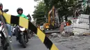 Aktivitas pekerja menyelesaikan proyek revitalisasi trotoar di Jalan Salemba Raya, Jakarta, Jumat (6/9/2019). Proyek revitalisasi trotoar dengan anggaran Rp 75 miliar ini ditargetkan rampung pada Desember mendatang. (Liputan6.com/Helmi Fithriansyah)