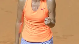 Ekspresi Maria Sharapova usai mendapat poin saat melawan petenis Italia, Roberta Vinci dalam pertandingan putaran pertama Grand Prix WTA di Stuttgart, Jerman (26/4). Dalam pertandingan tersebut  Sharapova berhasil menang. (AFP Photo/Thomas Kienzle)