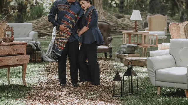 [Bintang] Banjir Pesanan, Songket Batak Pre-Wedding Kahiyang Ayu dan Bobby