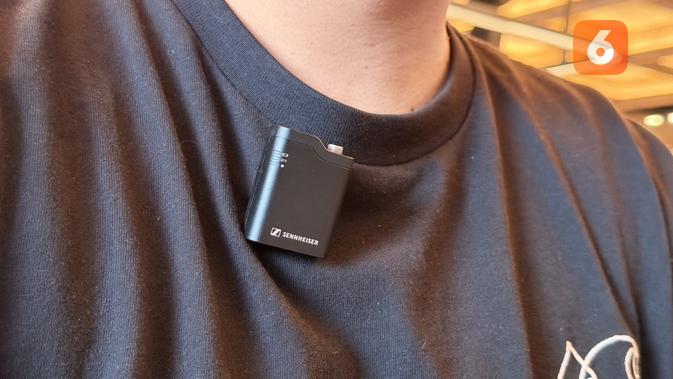 Mikrofon Sennheiser Profile Wireless bisa ditempel dengan mudah. (Liputan6.com/ Yuslianson)
