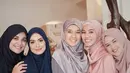Meski menjadi artis yang bergelimang harta, Dhini Aminarti dan Alyssa Soebandono tetap tampil sederhana. Bersama sahabat artis yang lain, keduanya termasuk yang lebih sering memakai makeup tipis dan simpel. Para hijabers ini tampil kompak dengan busana hijab santun. (Liputan6.com/IG/@ichasoebandono)