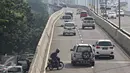Pengendara sepeda motor melintas di jalan layang non-tol Kampung Melayu-Tanah Abang di Jakarta, Jumat (15/4). Kurangnya pengawasan membuat sejumlah pemotor nekat menerobos ke jalur khusus tersebut. (Liputan6.com/Immanuel Antonius)