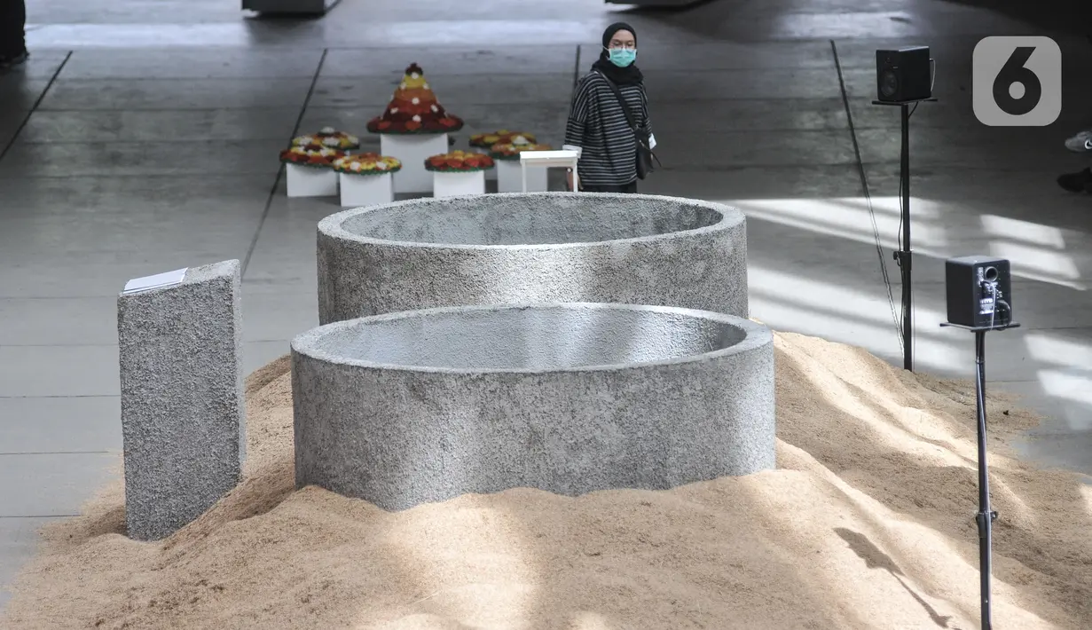 Pengunjung mengamati salah satu karya di Jakarta Biennale 2021 di Museum Nasional, Jakarta, Selasa (23/11/2021). Pameran menghadirkan karya seni puluhan seniman mancanegara yang merefleksikan sejumlah isu seperti pandemi, perubahan iklim, HAM, dan kesetaraan gender. (merdeka.com/Iqbal S. Nugroho)