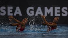 Pasangan Anisa Feritrianti dan Claudia Megawati, saat tampil pada cabang renang indah di Aquatic Center, Kuala Lumpur, Kamis (18/8/2017). Pasangan ini berhasil meraih medali perunggu. (Bola.com/Vitalis Yogi Trisna)