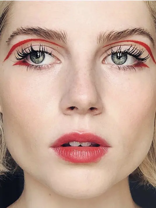 Lucy Boynton juga kerapa kali terlihat mengenakan riasan mata graphic eyeliner. Seperti mengenakan liner merah pada kelopak mata dan bagian ujung matanya. Instagram @missjobaker