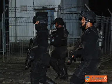 Citizen6, Tarakan: Latihan perang yang berlangsung cukup menegangkan terjadi saat pasukan Kopaskhas TNI AU berusaha merebut kembali Bandara Juwata Tarakan, yang diskenariokan telah dikuasai musuh. (Pengirim: Badarudin Bakri).