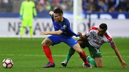 Striker Prancis, Kevin Gameiro, dihadang pemain Bulgaria, Georgi Kostadinov, pada laga lanjutan Grup A Kualifikasi Piala Dunia 2018, di Stadion Stade de France, Sabtu (8/10/2016) dini hari WIB. (AFP/Franck Fife)
