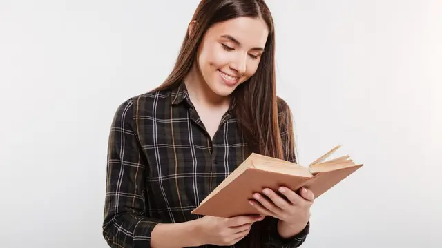 Seorang perempuan dengan kemeja kotak-kotak sedang memegang buku (Foto Dok: Freepik/drobotdean)