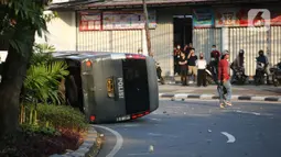 Sebuah mobil polisi dirusak massa saat bentrok di kawasan Pejompongan, Jakarta, Rabu (7/10/2020). (Liputan6.com/Faizal Fanani)