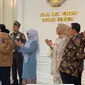 Wakil Presiden (Wapres) Ma'ruf Amin menggelar halalbihalal dengan segenap pejabat dan pegawai Sekretariat Wakil Presiden (Setwapres) di Istana Wakil Presiden RI, Jakarta Pusat, Rabu (17/4/2024). (Liputan6.com/Delvira Hutabarat)