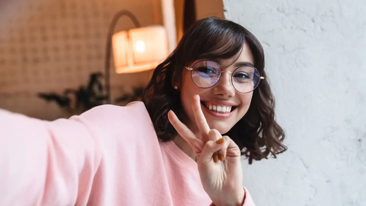 tertawa baju pink tersenyum cantik